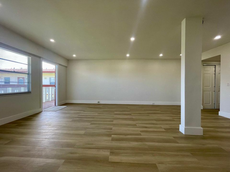 合同活跃: $1,400 (1 贝兹, 1 浴室, 715 平方英尺)