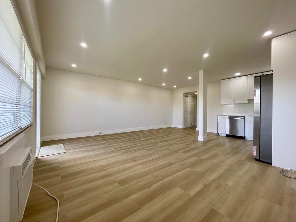 合同活跃: $1,400 (1 贝兹, 1 浴室, 715 平方英尺)