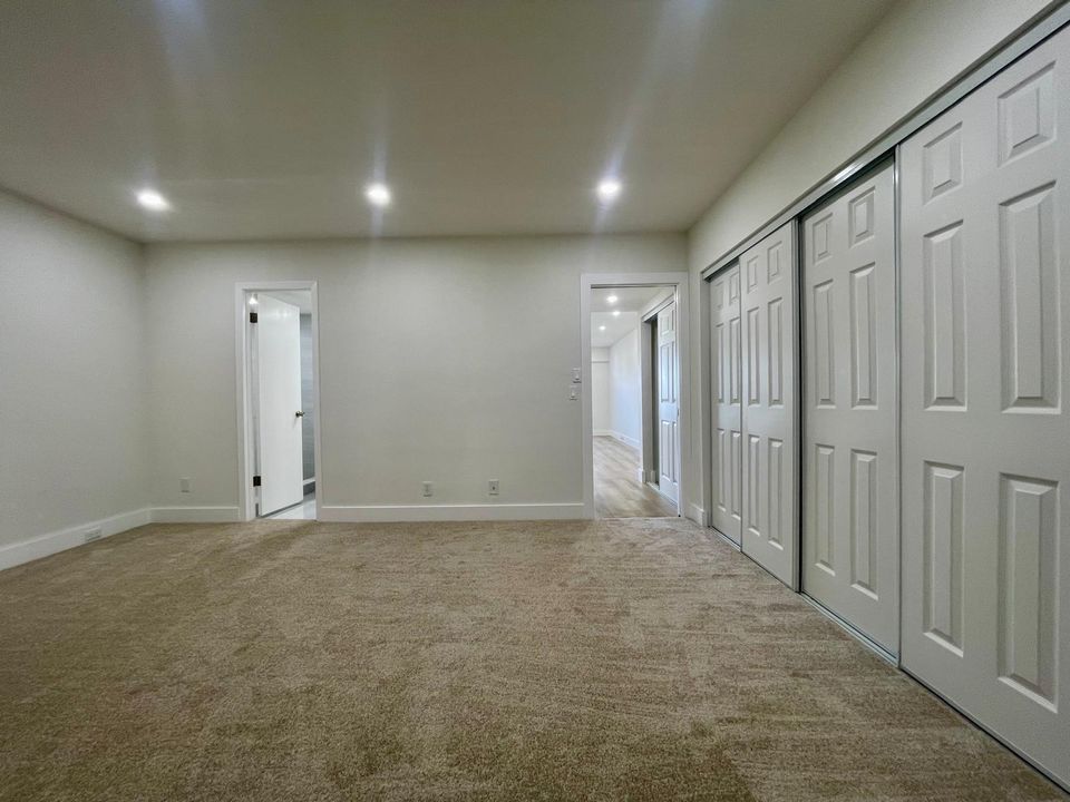 合同活跃: $1,400 (1 贝兹, 1 浴室, 715 平方英尺)