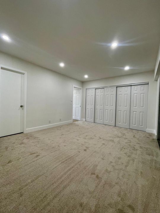 合同活跃: $1,400 (1 贝兹, 1 浴室, 715 平方英尺)