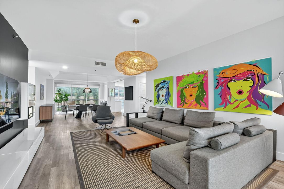 Под контрактом: $775,000 (3 спален, 2 ванн, 2530 Квадратных фут)