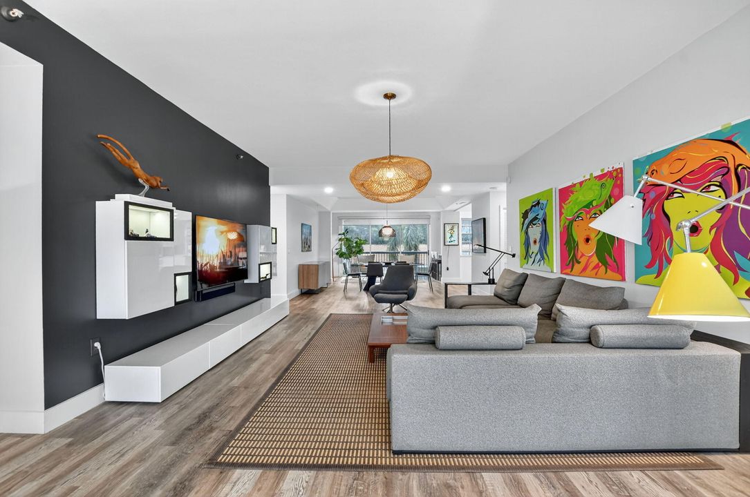 Под контрактом: $775,000 (3 спален, 2 ванн, 2530 Квадратных фут)