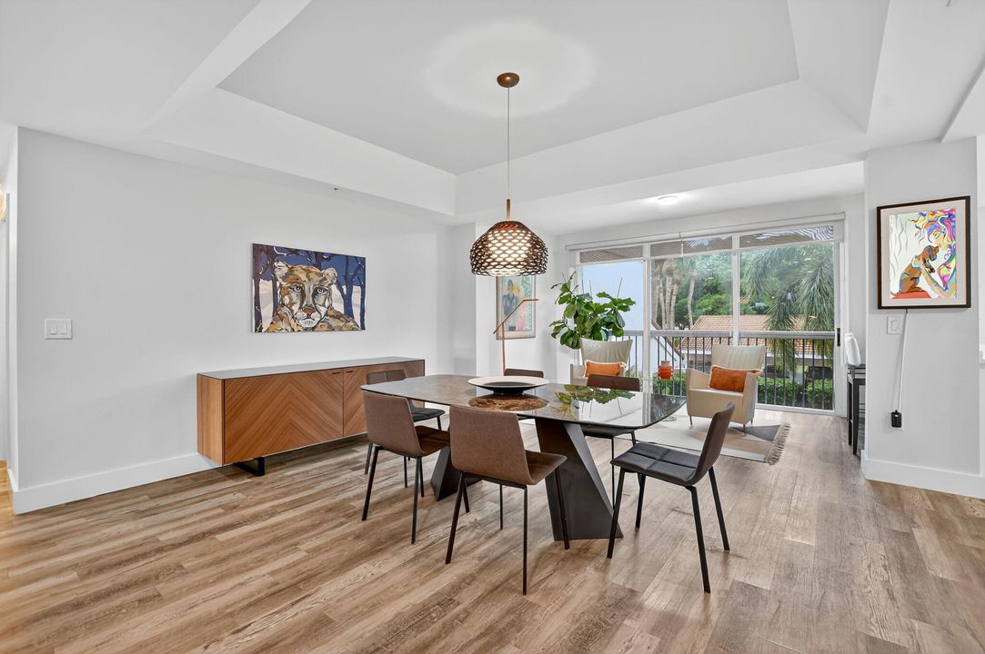 Под контрактом: $775,000 (3 спален, 2 ванн, 2530 Квадратных фут)