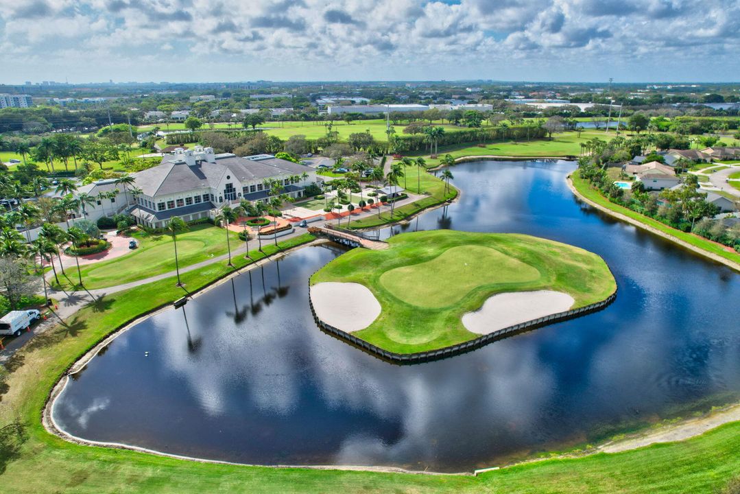 Под контрактом: $775,000 (3 спален, 2 ванн, 2530 Квадратных фут)