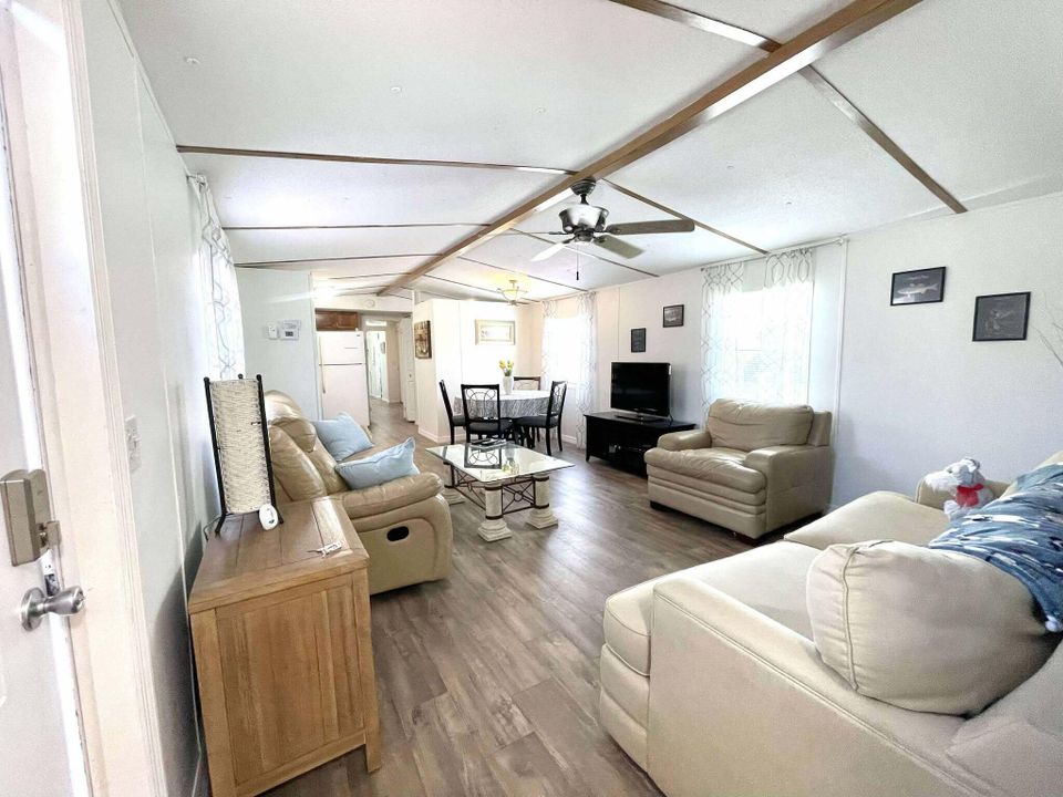 待售: $197,800 (2 贝兹, 2 浴室, 926 平方英尺)