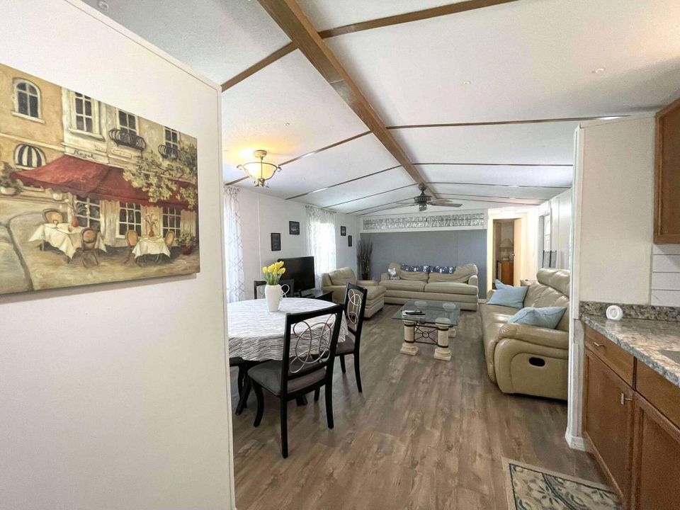 待售: $197,800 (2 贝兹, 2 浴室, 926 平方英尺)