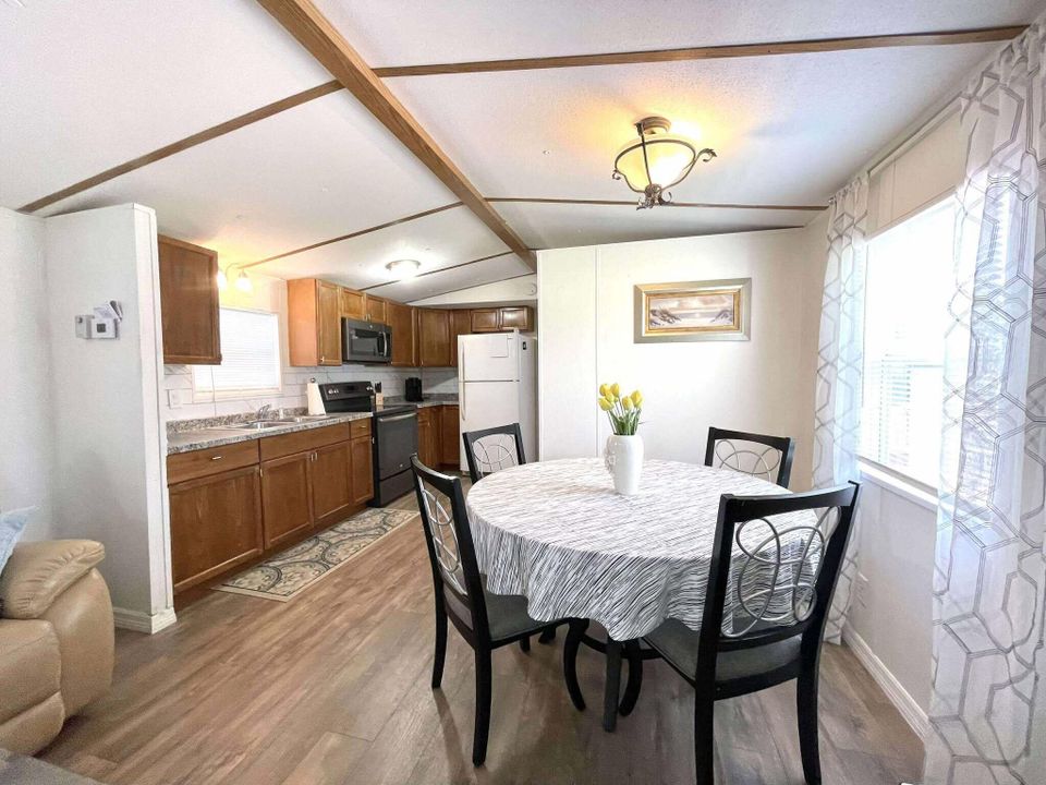 待售: $197,800 (2 贝兹, 2 浴室, 926 平方英尺)