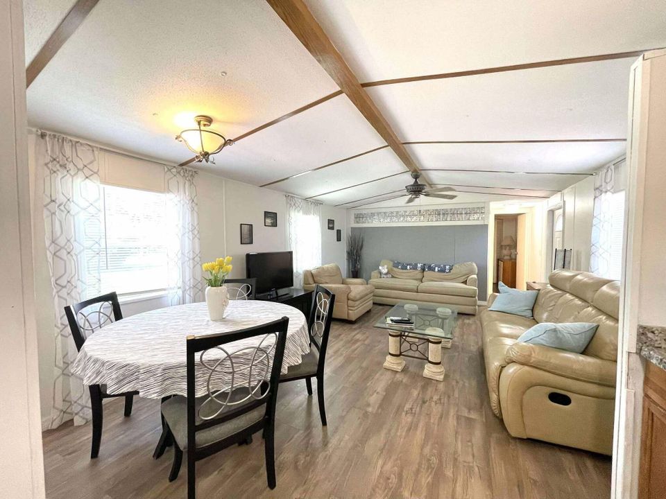 待售: $197,800 (2 贝兹, 2 浴室, 926 平方英尺)