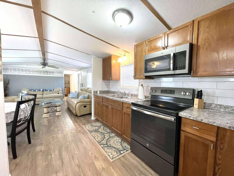 待售: $197,800 (2 贝兹, 2 浴室, 926 平方英尺)