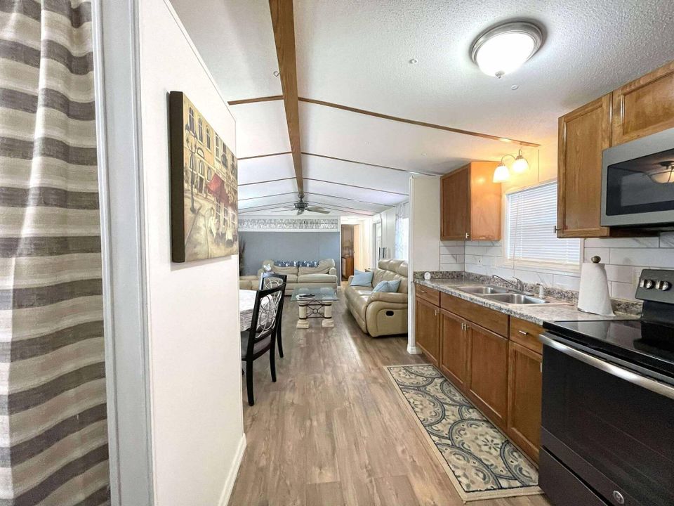 待售: $197,800 (2 贝兹, 2 浴室, 926 平方英尺)