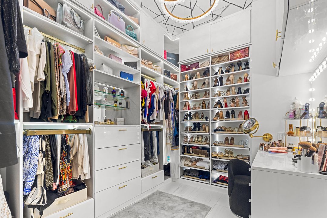 For Rent: $10,000 (5 beds, 6 baths, 4182 Square Feet)