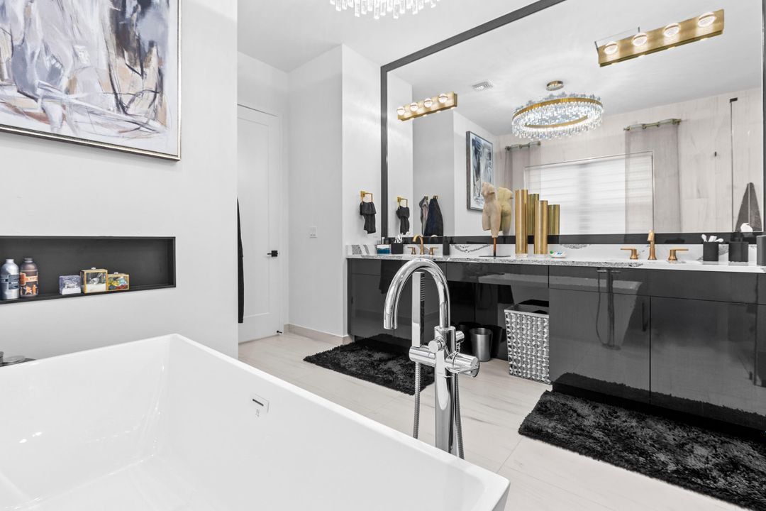 For Rent: $10,000 (5 beds, 6 baths, 4182 Square Feet)