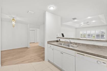 На продажу: $225,900 (2 спален, 2 ванн, 1286 Квадратных фут)