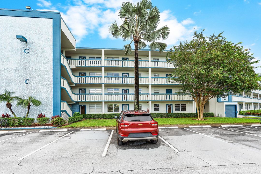 合同活跃: $169,000 (2 贝兹, 2 浴室, 916 平方英尺)