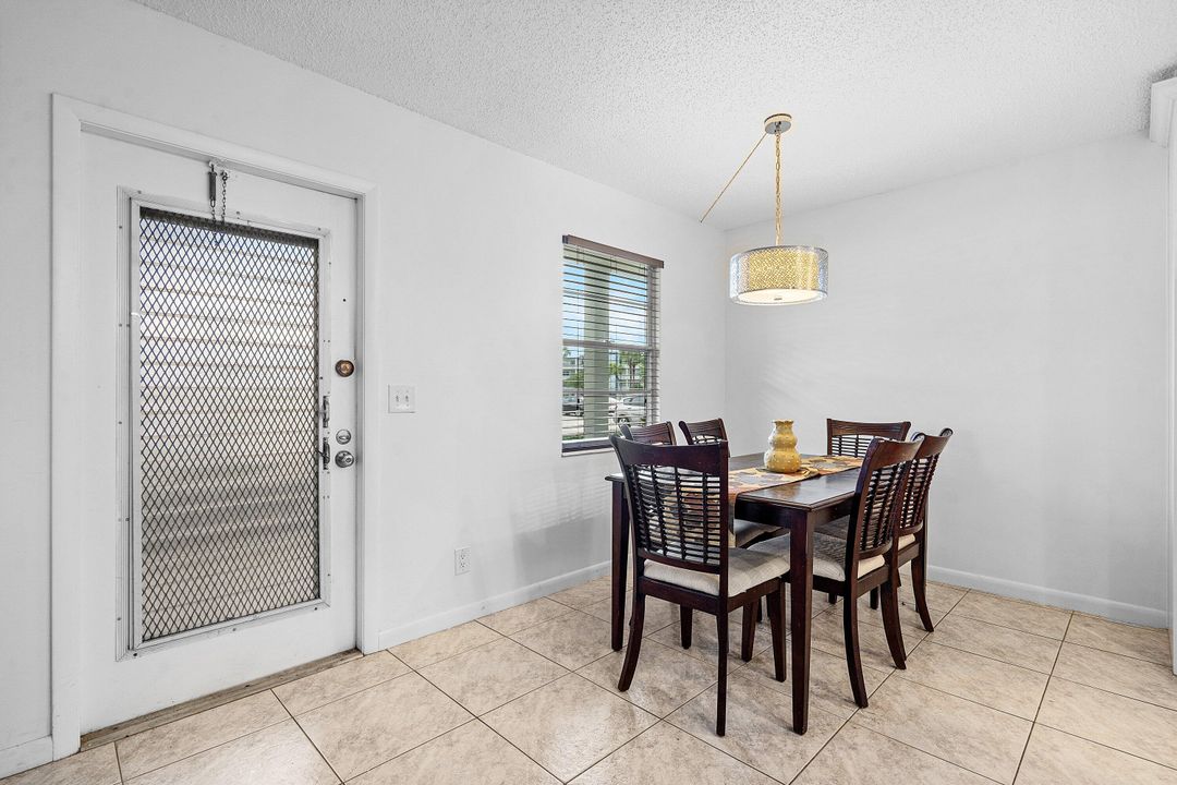 合同活跃: $169,000 (2 贝兹, 2 浴室, 916 平方英尺)