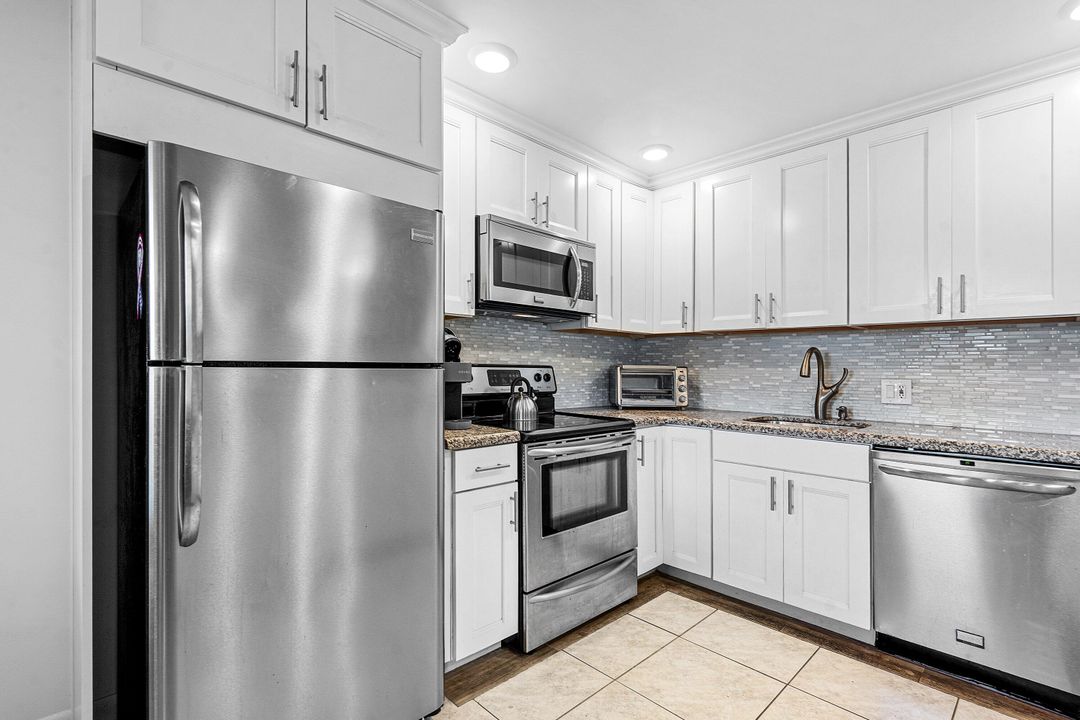 合同活跃: $169,000 (2 贝兹, 2 浴室, 916 平方英尺)