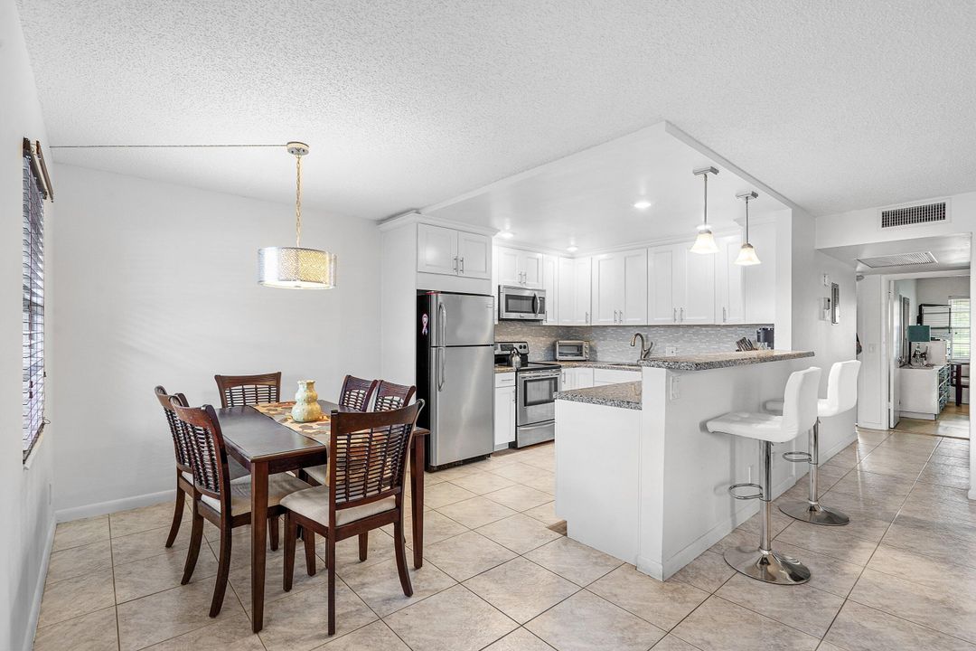 合同活跃: $169,000 (2 贝兹, 2 浴室, 916 平方英尺)