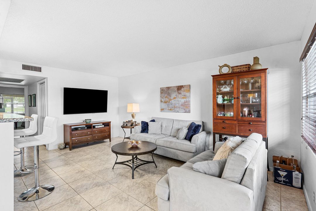 合同活跃: $169,000 (2 贝兹, 2 浴室, 916 平方英尺)