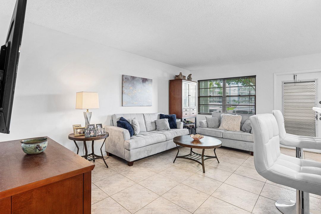 合同活跃: $169,000 (2 贝兹, 2 浴室, 916 平方英尺)