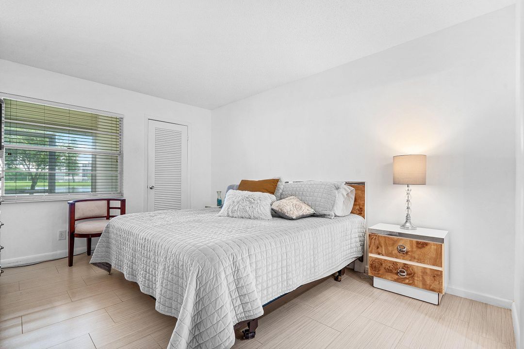 合同活跃: $169,000 (2 贝兹, 2 浴室, 916 平方英尺)