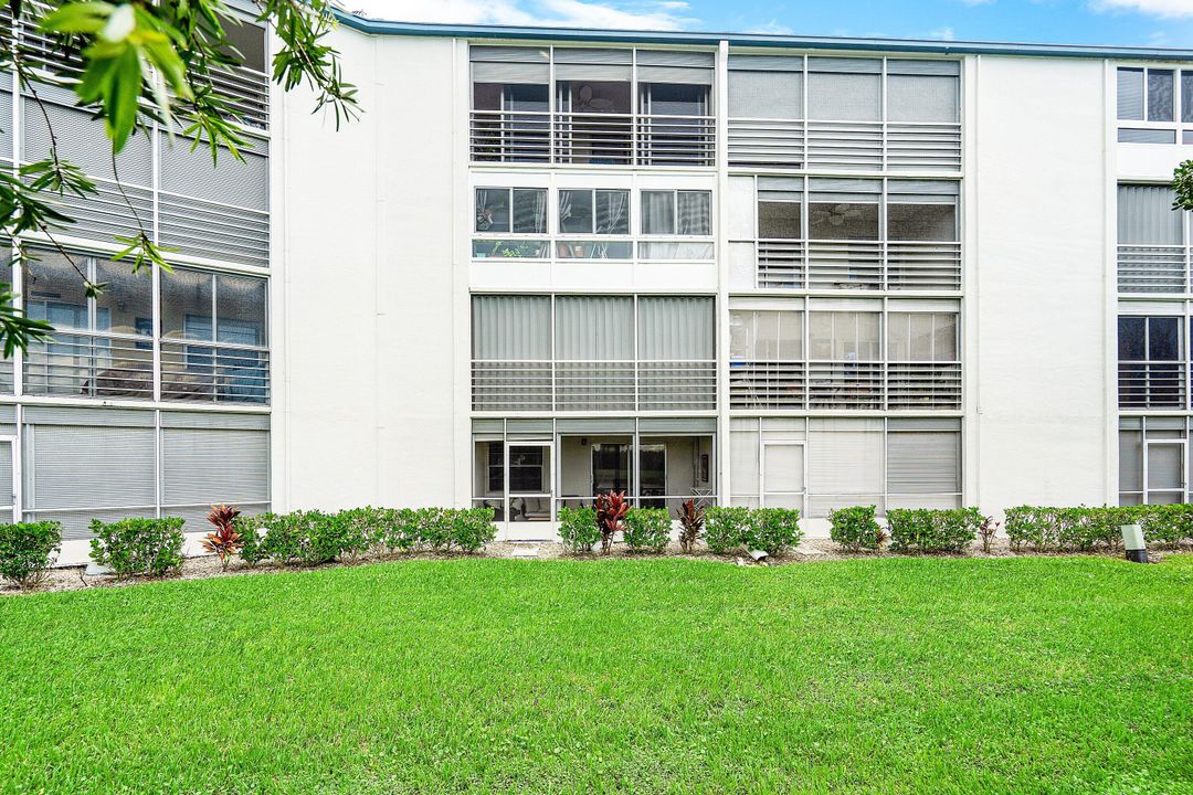 合同活跃: $169,000 (2 贝兹, 2 浴室, 916 平方英尺)