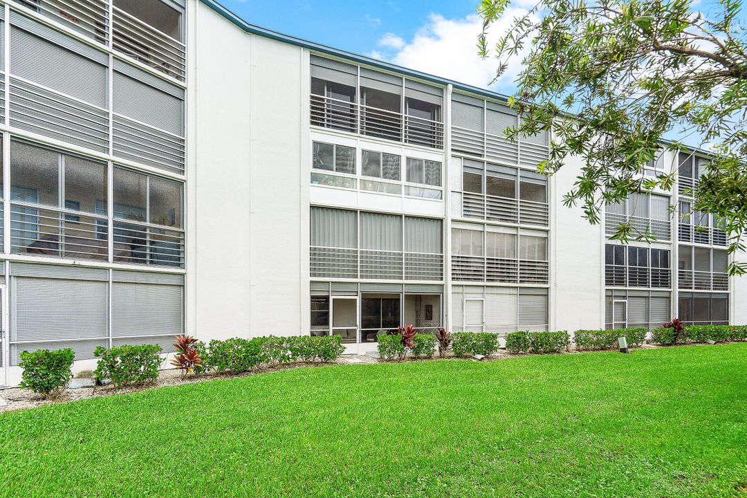 合同活跃: $169,000 (2 贝兹, 2 浴室, 916 平方英尺)