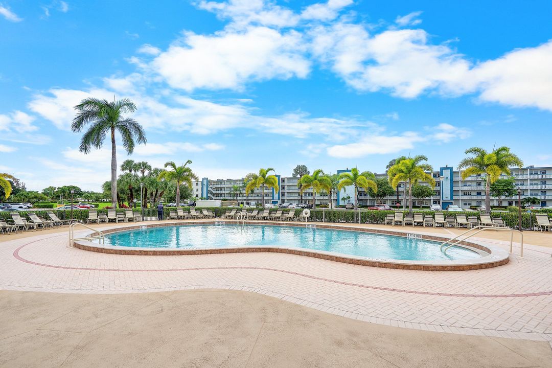 合同活跃: $169,000 (2 贝兹, 2 浴室, 916 平方英尺)