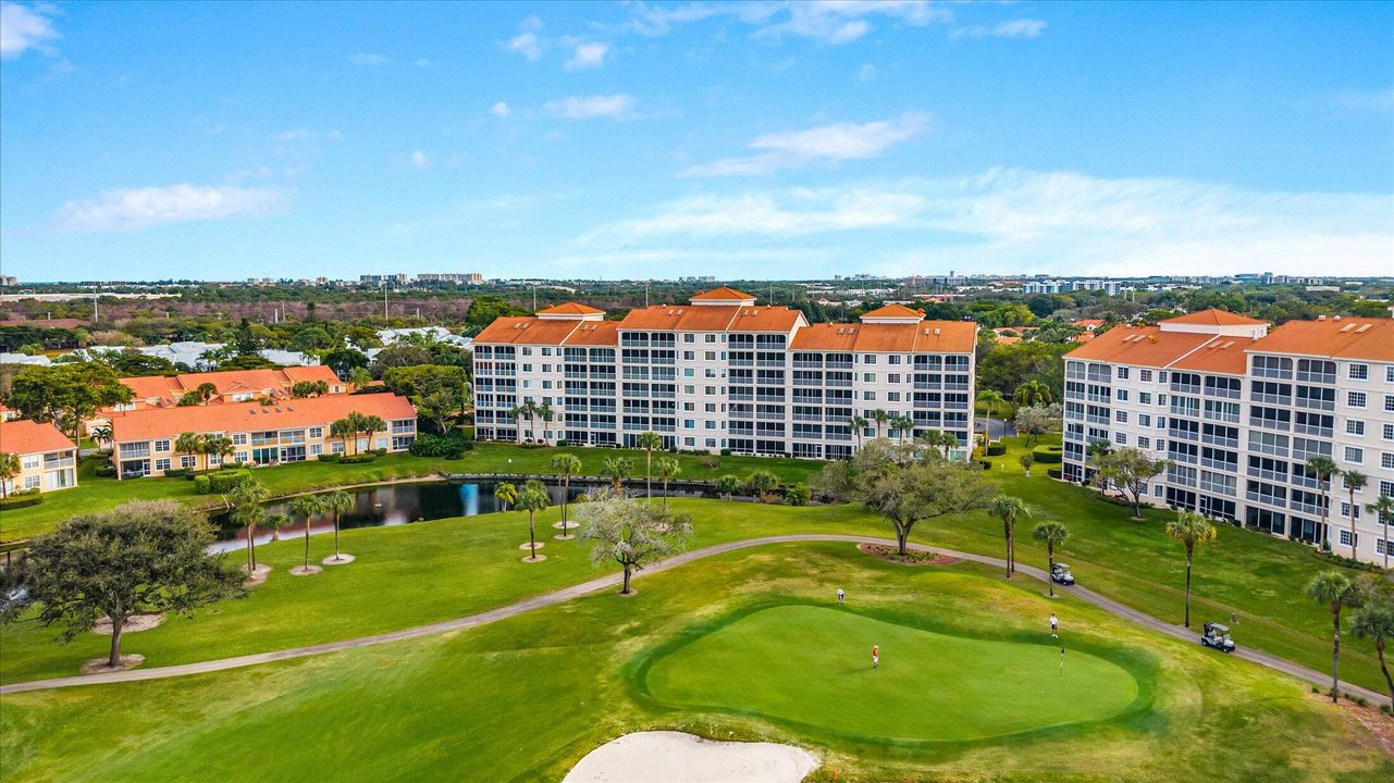 Под контрактом: $775,000 (3 спален, 2 ванн, 2530 Квадратных фут)