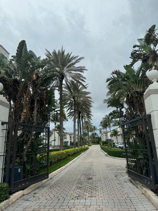 合同活跃: $8,500 (2 贝兹, 2 浴室, 1275 平方英尺)