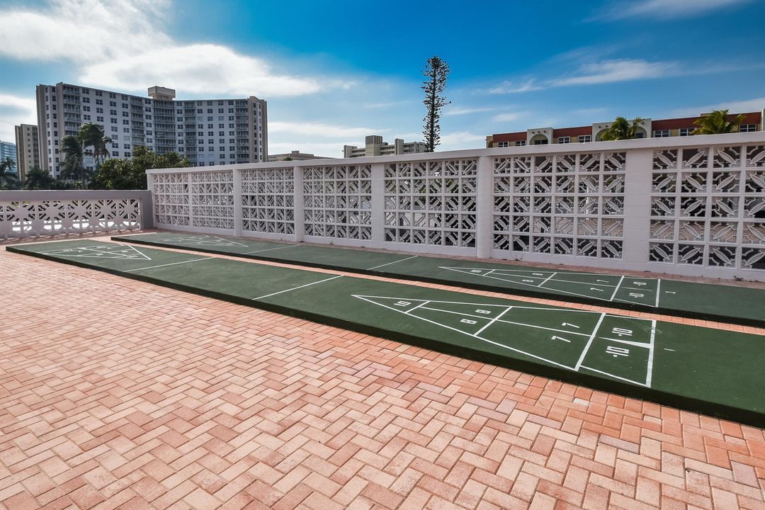 合同活跃: $1,950 (1 贝兹, 1 浴室, 890 平方英尺)