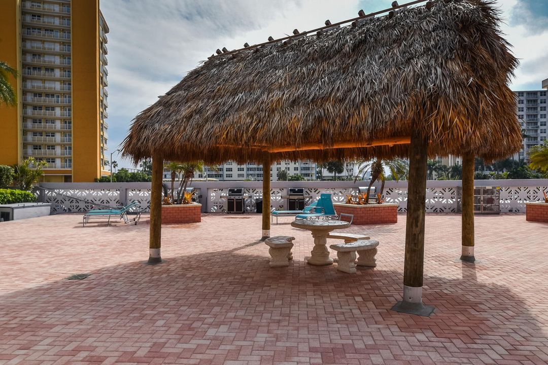 合同活跃: $1,950 (1 贝兹, 1 浴室, 890 平方英尺)