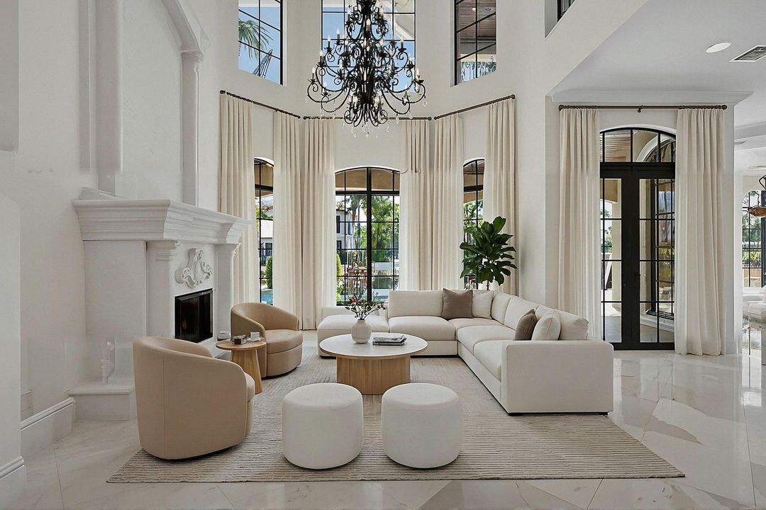 Под контрактом: $4,395,000 (5 спален, 5 ванн, 4936 Квадратных фут)