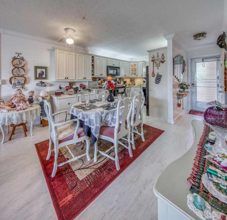 Active With Contract: $97,970 (1 beds, 1 baths, 894 Square Feet)