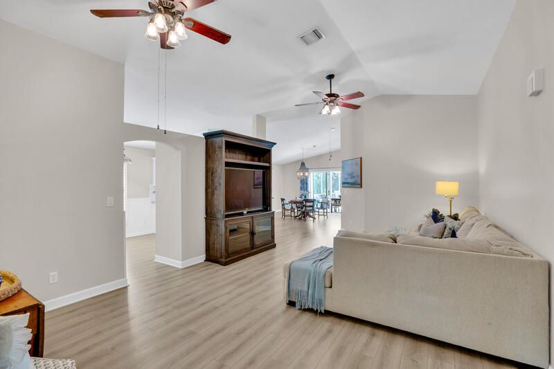 На продажу: $498,900 (4 спален, 2 ванн, 2022 Квадратных фут)