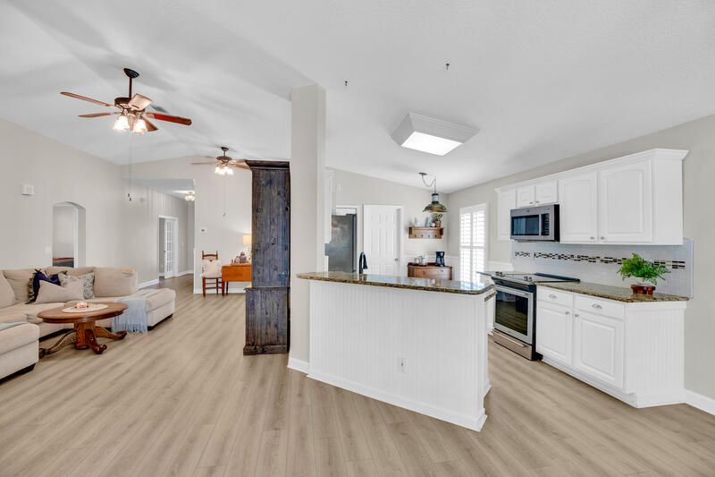 На продажу: $498,900 (4 спален, 2 ванн, 2022 Квадратных фут)