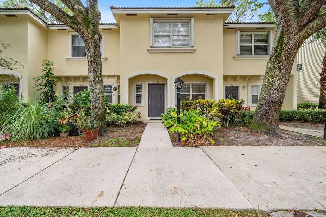 Recently Rented: $4,250 (2 beds, 2 baths, 1062 Square Feet)