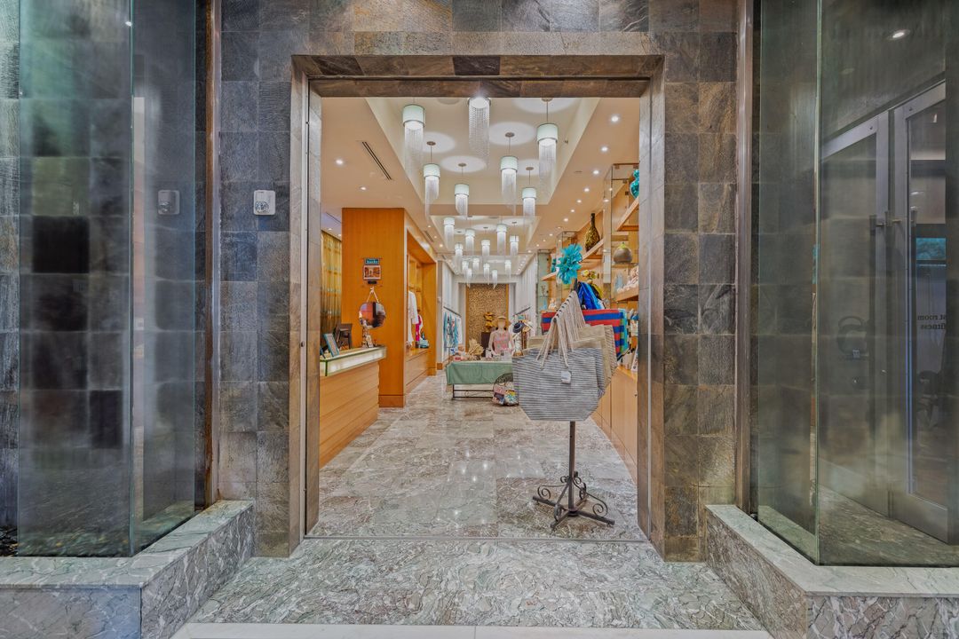 For Sale: $589,900 (1 beds, 1 baths, 726 Square Feet)