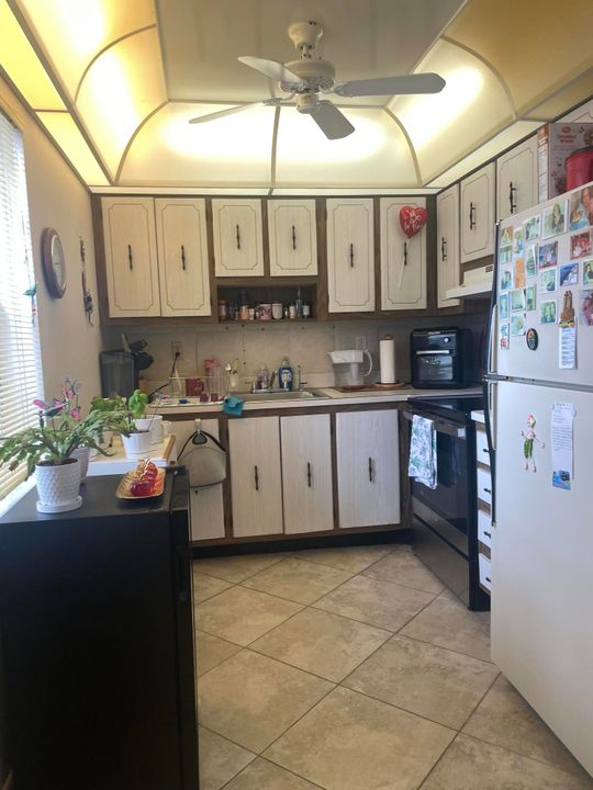 合同活跃: $1,475 (2 贝兹, 2 浴室, 907 平方英尺)