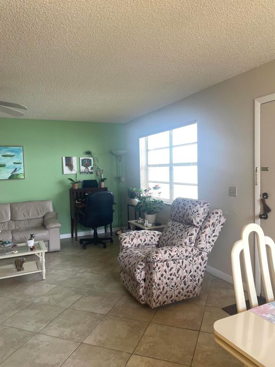 合同活跃: $1,475 (2 贝兹, 2 浴室, 907 平方英尺)