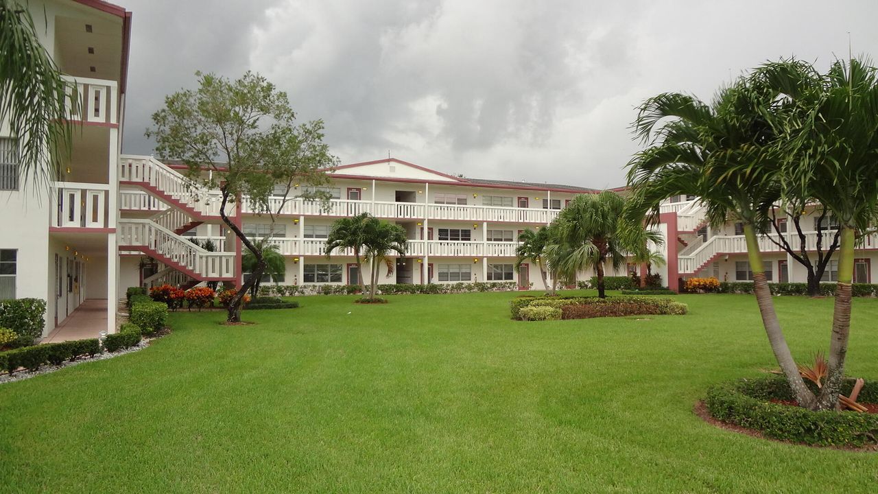 Active With Contract: $1,895 (2 beds, 1 baths, 835 Square Feet)