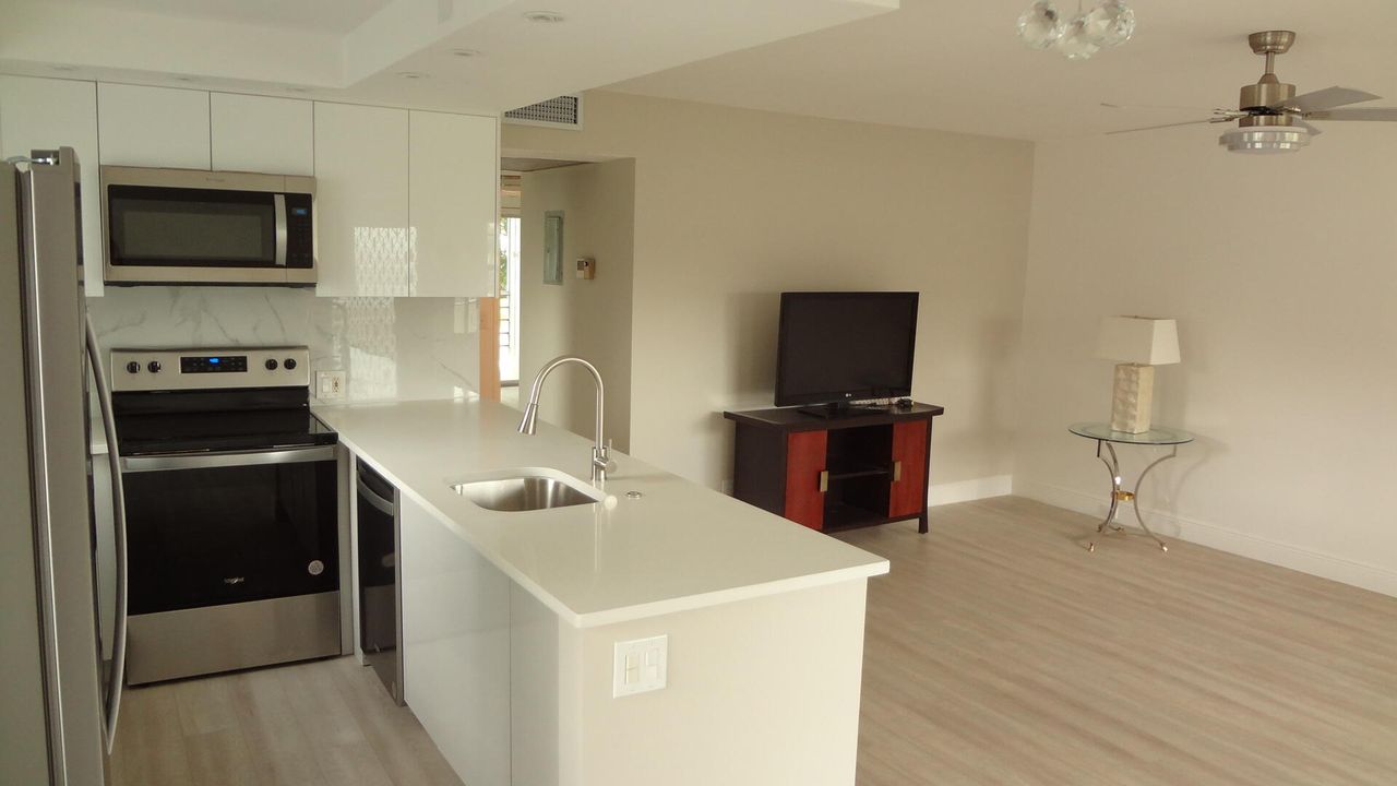 Active With Contract: $1,895 (2 beds, 1 baths, 835 Square Feet)