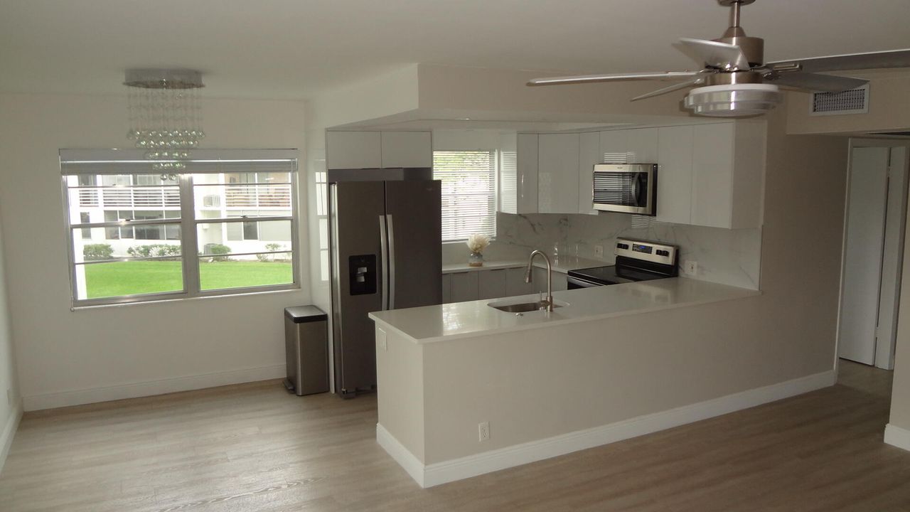 Active With Contract: $1,895 (2 beds, 1 baths, 835 Square Feet)