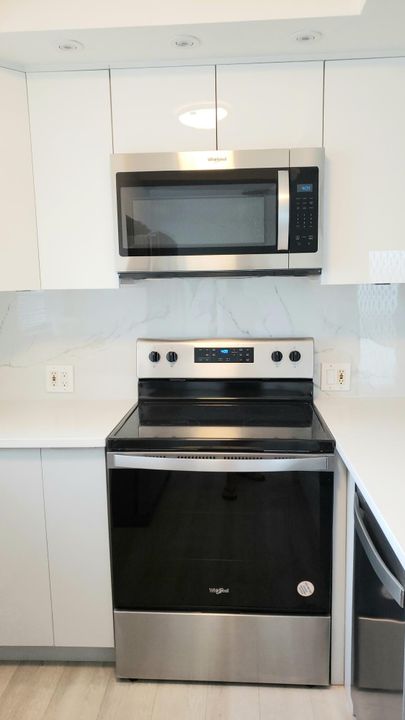 Active With Contract: $1,895 (2 beds, 1 baths, 835 Square Feet)