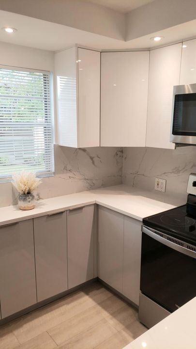 Active With Contract: $1,895 (2 beds, 1 baths, 835 Square Feet)