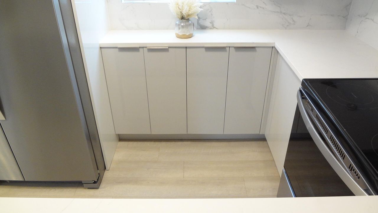 Active With Contract: $1,895 (2 beds, 1 baths, 835 Square Feet)