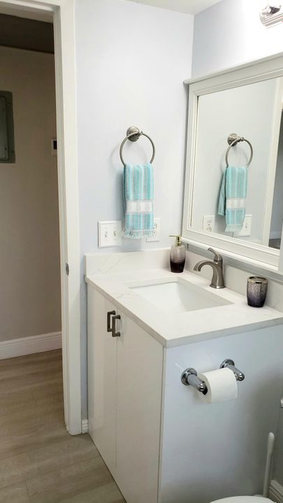 Active With Contract: $1,895 (2 beds, 1 baths, 835 Square Feet)