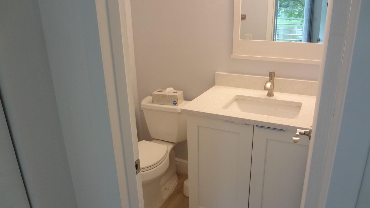 Active With Contract: $1,895 (2 beds, 1 baths, 835 Square Feet)