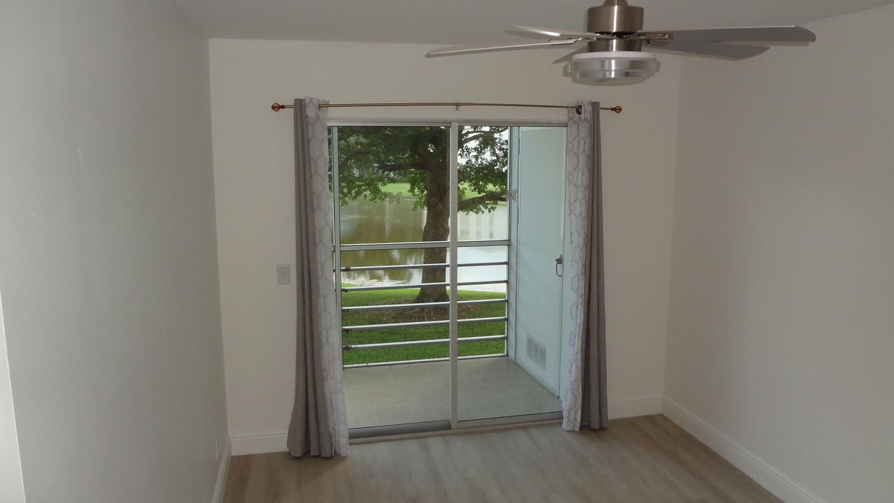 Active With Contract: $1,895 (2 beds, 1 baths, 835 Square Feet)