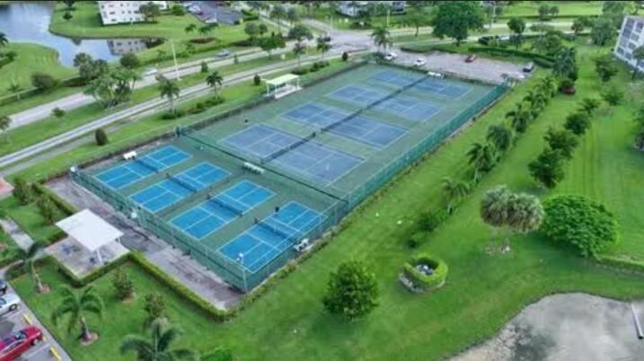 Active With Contract: $1,895 (2 beds, 1 baths, 835 Square Feet)