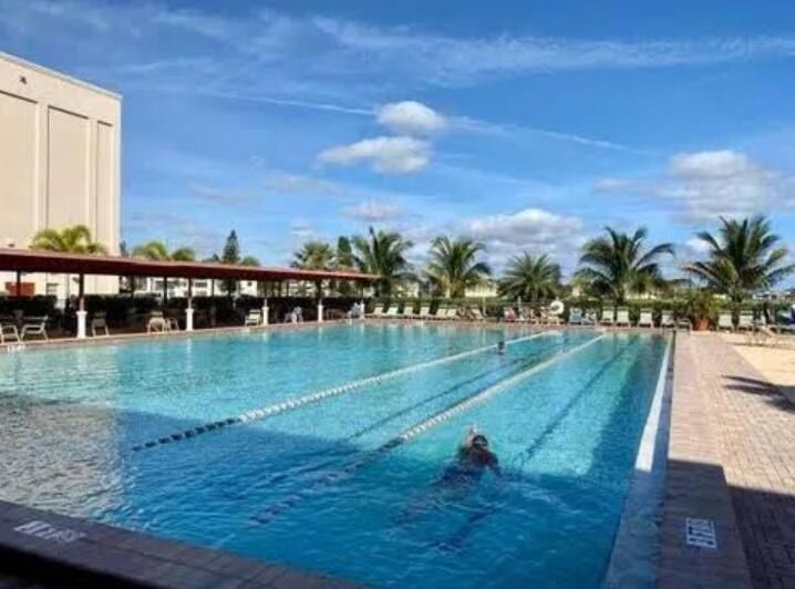 Active With Contract: $1,895 (2 beds, 1 baths, 835 Square Feet)